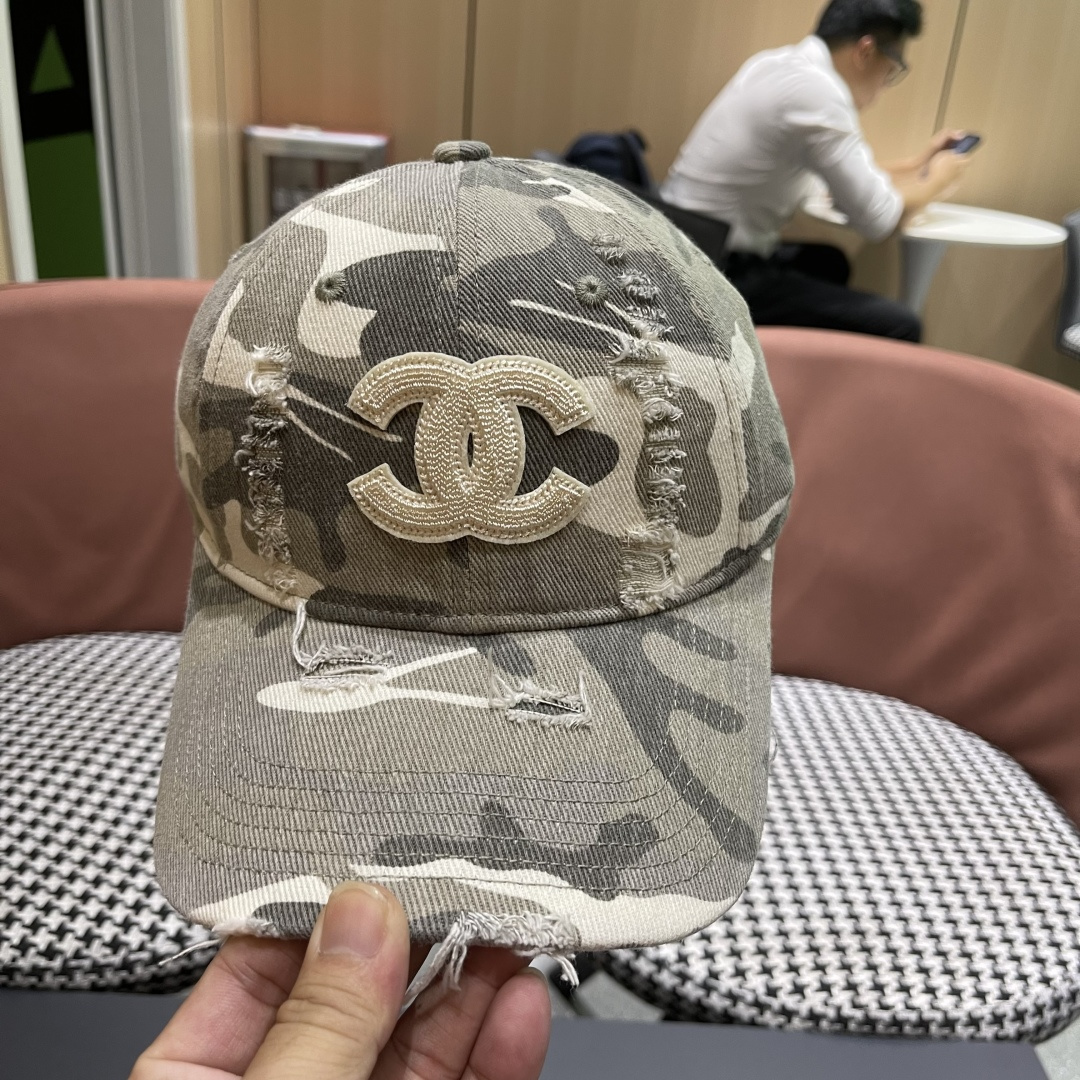 香奈儿新款🆕军旅棒球帽🧢🔸 节假日旅游带它出去美美哒❕ 中古款哟.这种帽子不容易撞款 😬 现货