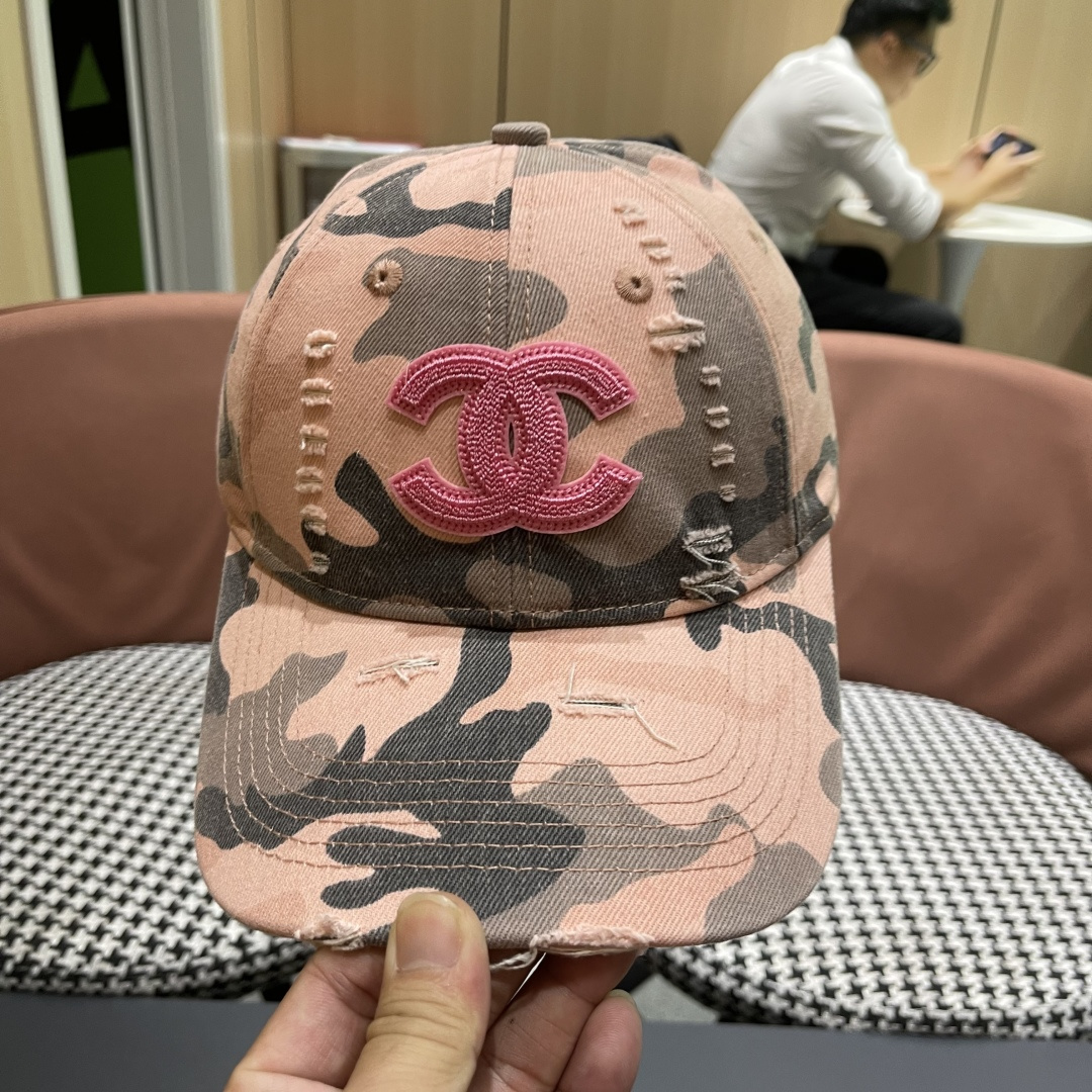 香奈儿新款🆕军旅棒球帽🧢🔸 节假日旅游带它出去美美哒❕ 中古款哟.这种帽子不容易撞款 😬 现货