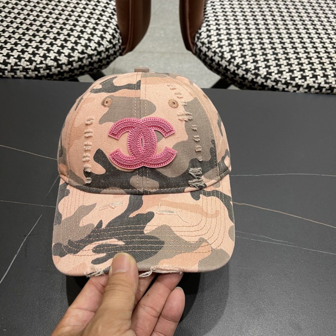 香奈儿新款🆕军旅棒球帽🧢🔸 节假日旅游带它出去美美哒❕ 中古款哟.这种帽子不容易撞款 😬 现货