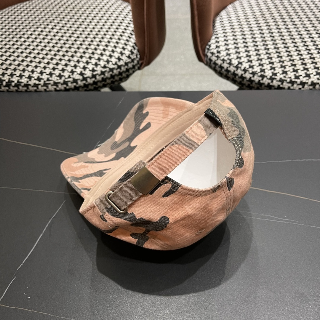 香奈儿新款🆕军旅棒球帽🧢🔸 节假日旅游带它出去美美哒❕ 中古款哟.这种帽子不容易撞款 😬 现货