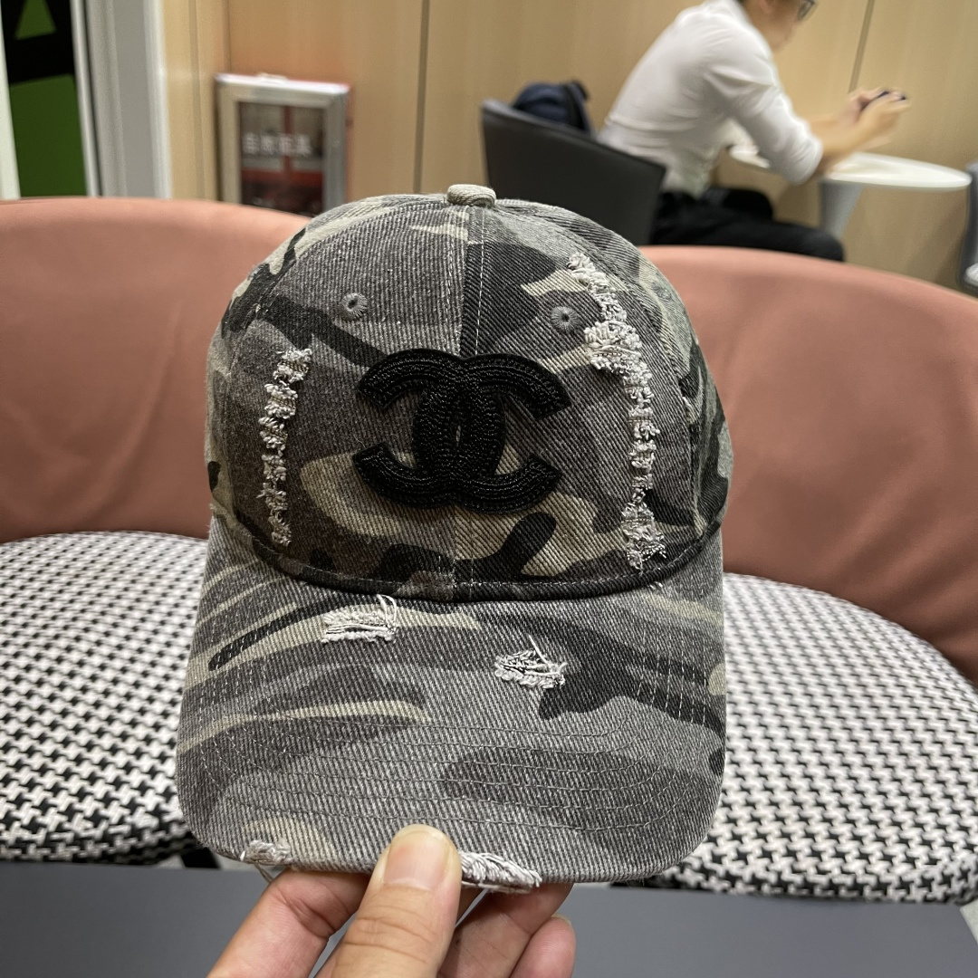 香奈儿新款🆕军旅棒球帽🧢🔸 节假日旅游带它出去美美哒❕ 中古款哟.这种帽子不容易撞款 😬 现货