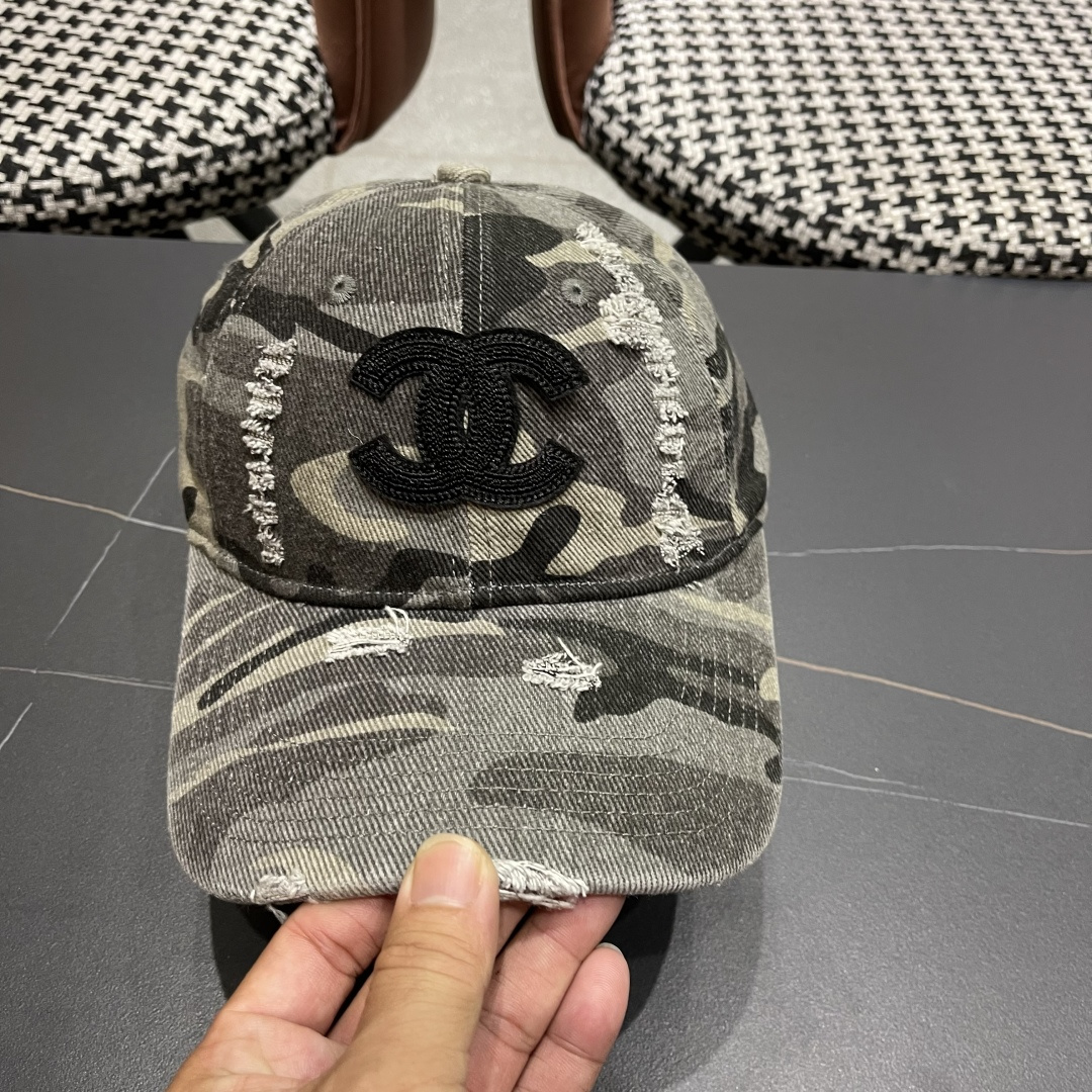 香奈儿新款🆕军旅棒球帽🧢🔸 节假日旅游带它出去美美哒❕ 中古款哟.这种帽子不容易撞款 😬 现货