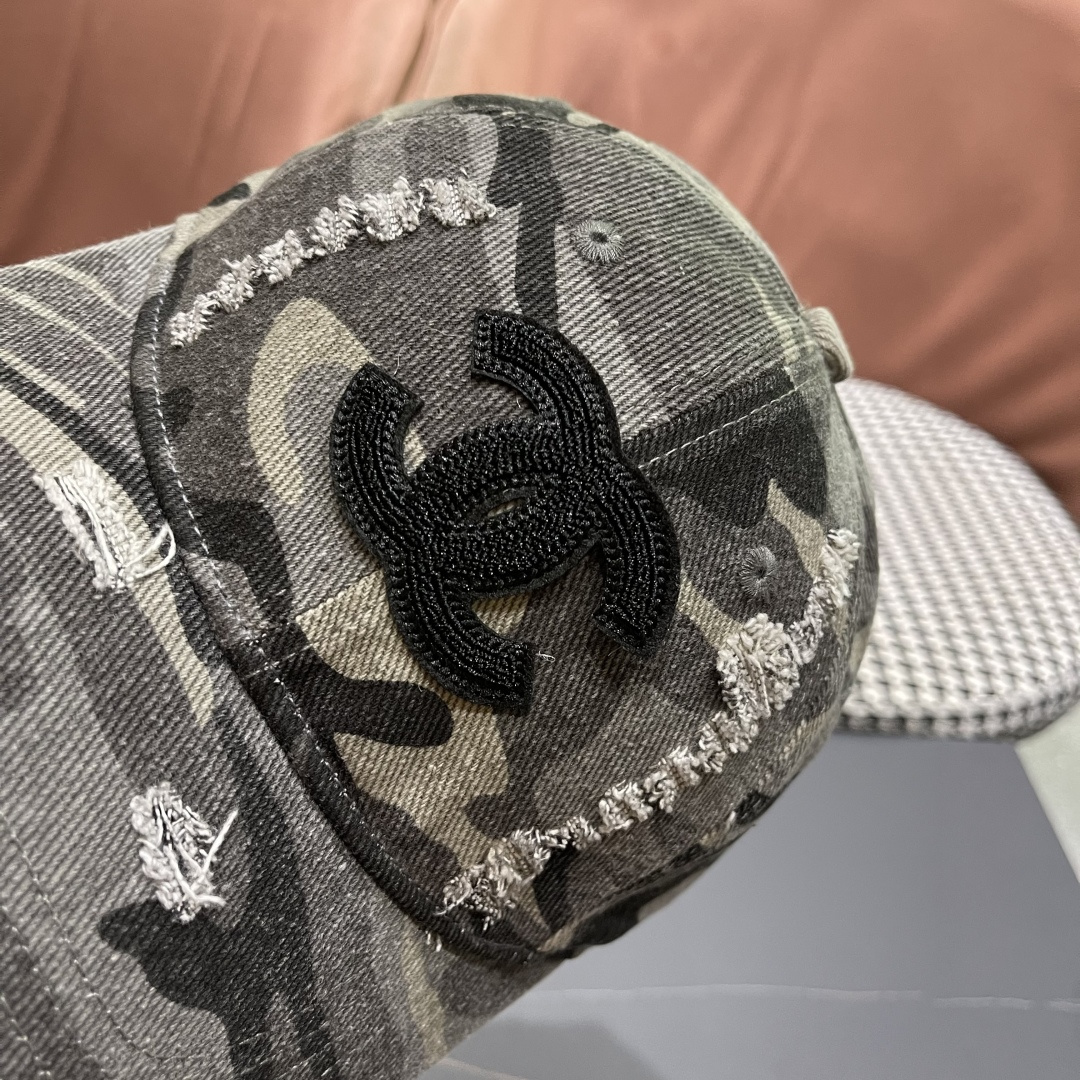 香奈儿新款🆕军旅棒球帽🧢🔸 节假日旅游带它出去美美哒❕ 中古款哟.这种帽子不容易撞款 😬 现货