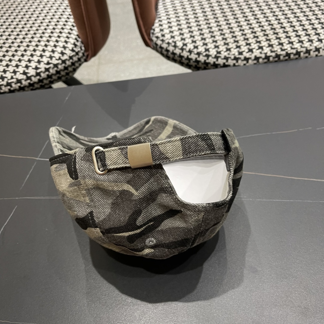 香奈儿新款🆕军旅棒球帽🧢🔸 节假日旅游带它出去美美哒❕ 中古款哟.这种帽子不容易撞款 😬 现货