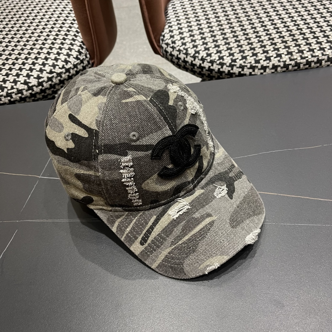 香奈儿新款🆕军旅棒球帽🧢🔸 节假日旅游带它出去美美哒❕ 中古款哟.这种帽子不容易撞款 😬 现货