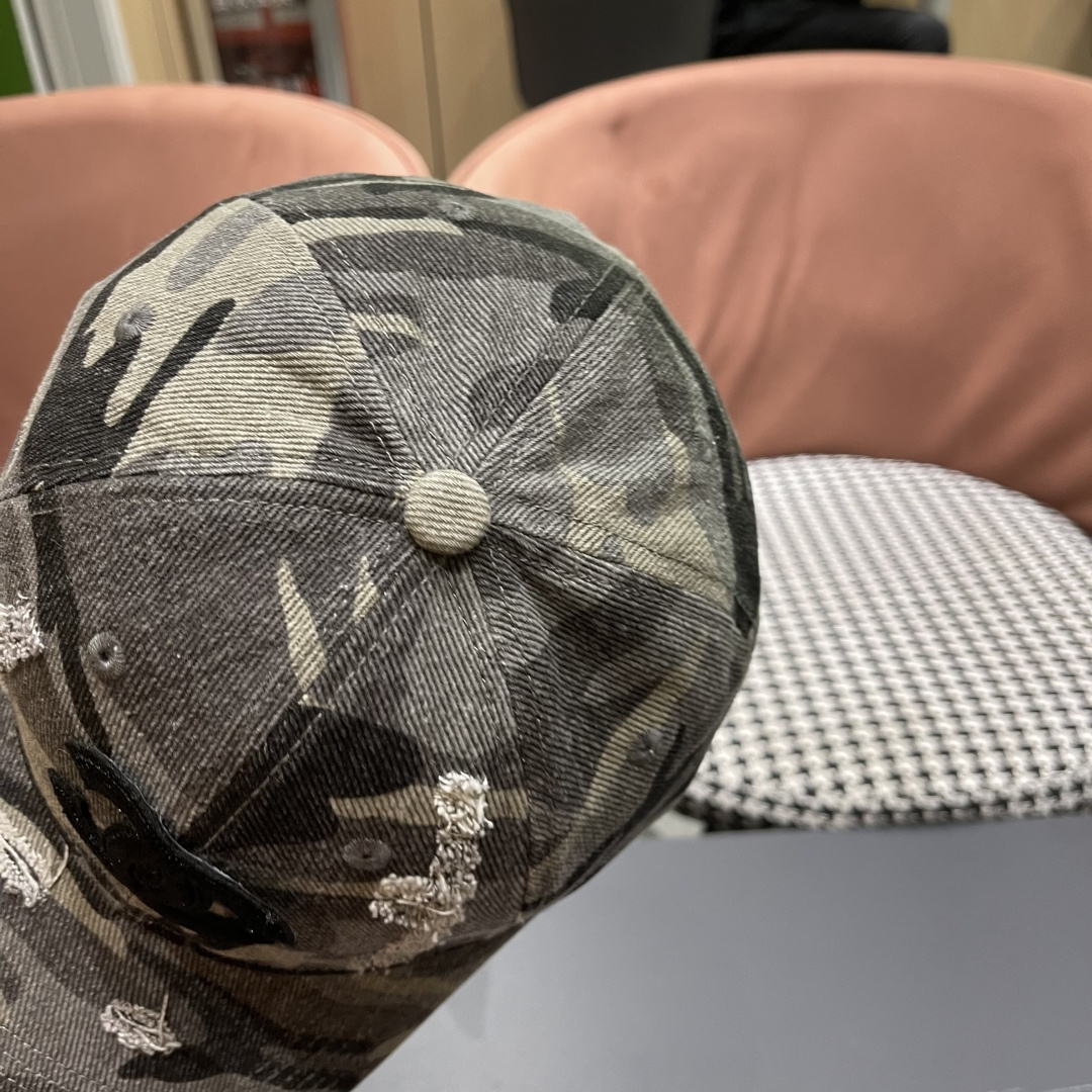 香奈儿新款🆕军旅棒球帽🧢🔸 节假日旅游带它出去美美哒❕ 中古款哟.这种帽子不容易撞款 😬 现货