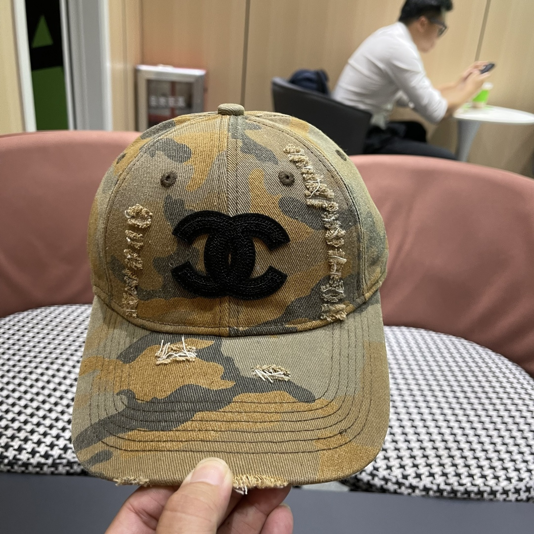 香奈儿新款🆕军旅棒球帽🧢🔸 节假日旅游带它出去美美哒❕ 中古款哟.这种帽子不容易撞款 😬 现货