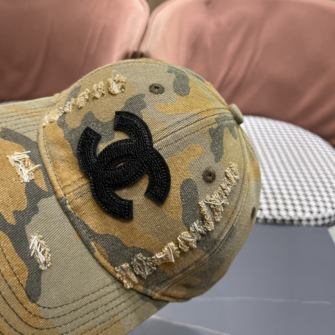 香奈儿新款🆕军旅棒球帽🧢🔸 节假日旅游带它出去美美哒❕ 中古款哟.这种帽子不容易撞款 😬 现货