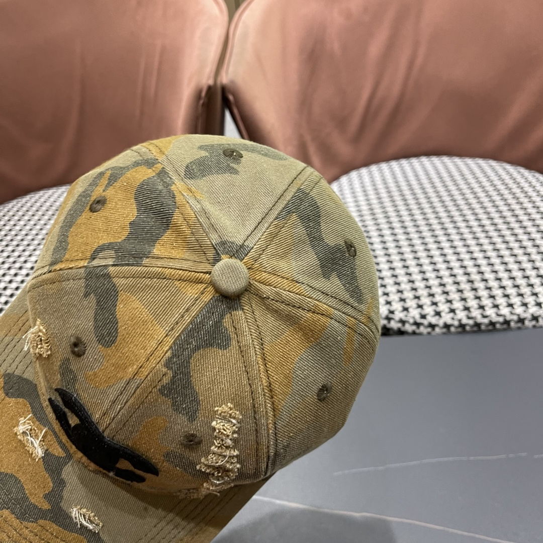 香奈儿新款🆕军旅棒球帽🧢🔸 节假日旅游带它出去美美哒❕ 中古款哟.这种帽子不容易撞款 😬 现货