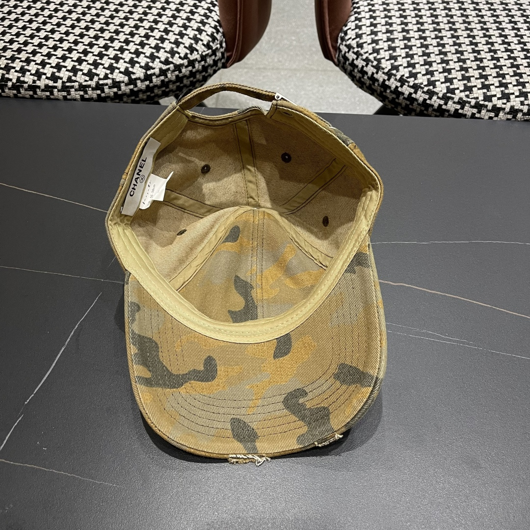 香奈儿新款🆕军旅棒球帽🧢🔸 节假日旅游带它出去美美哒❕ 中古款哟.这种帽子不容易撞款 😬 现货
