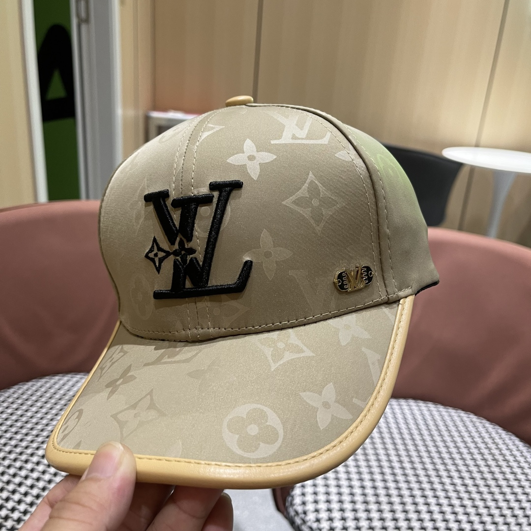   LV路易威登新款棒球帽风街头风十足更符合现在时尚小哥哥小姐姐的style，机场街拍超飒！