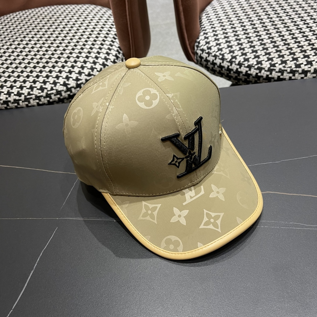   LV路易威登新款棒球帽风街头风十足更符合现在时尚小哥哥小姐姐的style，机场街拍超飒！