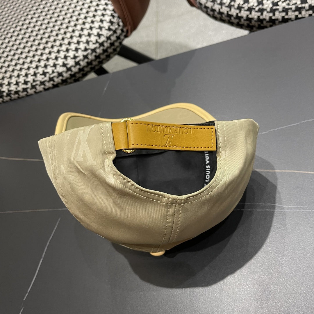   LV路易威登新款棒球帽风街头风十足更符合现在时尚小哥哥小姐姐的style，机场街拍超飒！