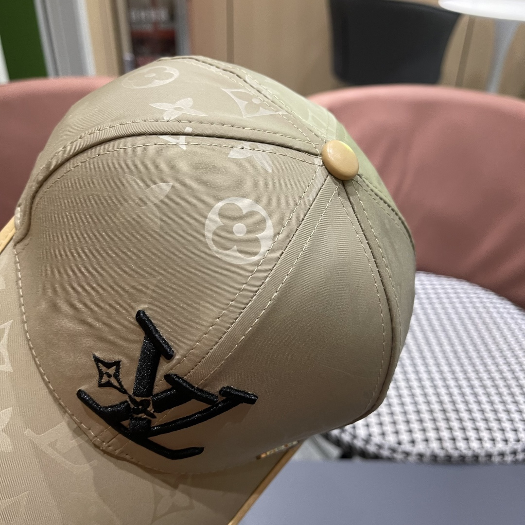   LV路易威登新款棒球帽风街头风十足更符合现在时尚小哥哥小姐姐的style，机场街拍超飒！