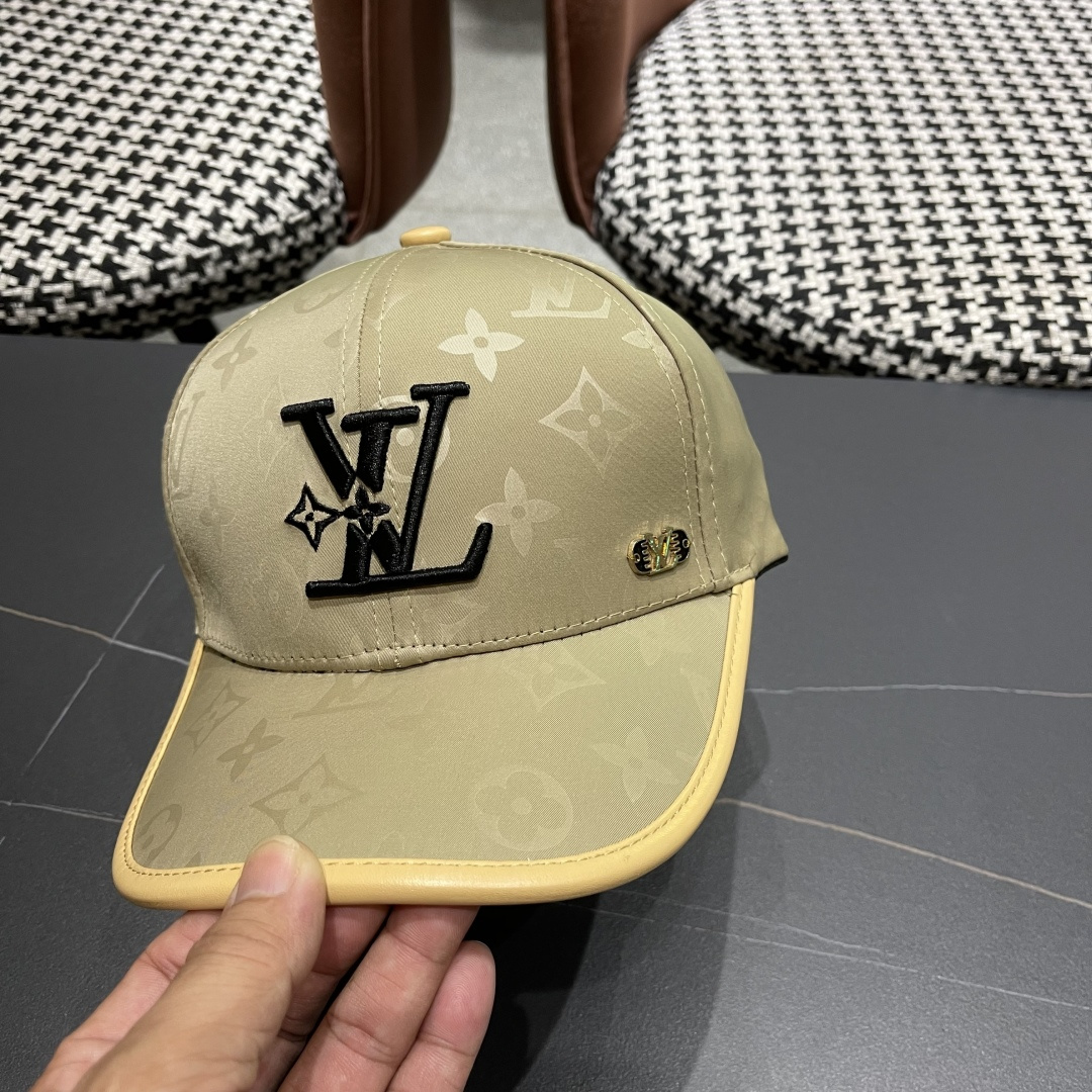   LV路易威登新款棒球帽风街头风十足更符合现在时尚小哥哥小姐姐的style，机场街拍超飒！