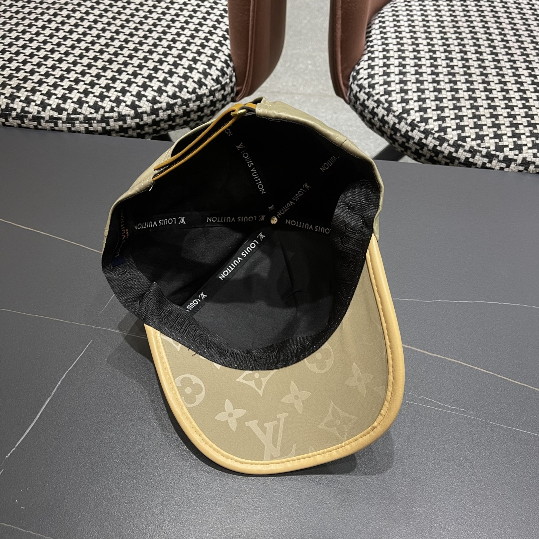   LV路易威登新款棒球帽风街头风十足更符合现在时尚小哥哥小姐姐的style，机场街拍超飒！