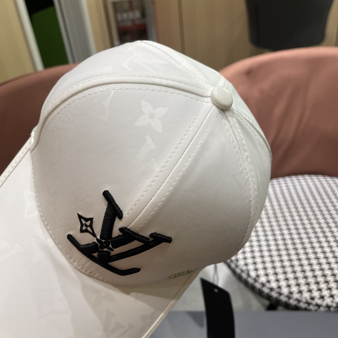   LV路易威登新款棒球帽风街头风十足更符合现在时尚小哥哥小姐姐的style，机场街拍超飒！