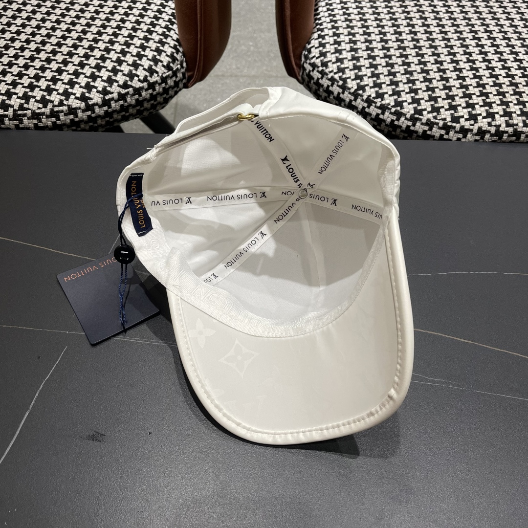   LV路易威登新款棒球帽风街头风十足更符合现在时尚小哥哥小姐姐的style，机场街拍超飒！