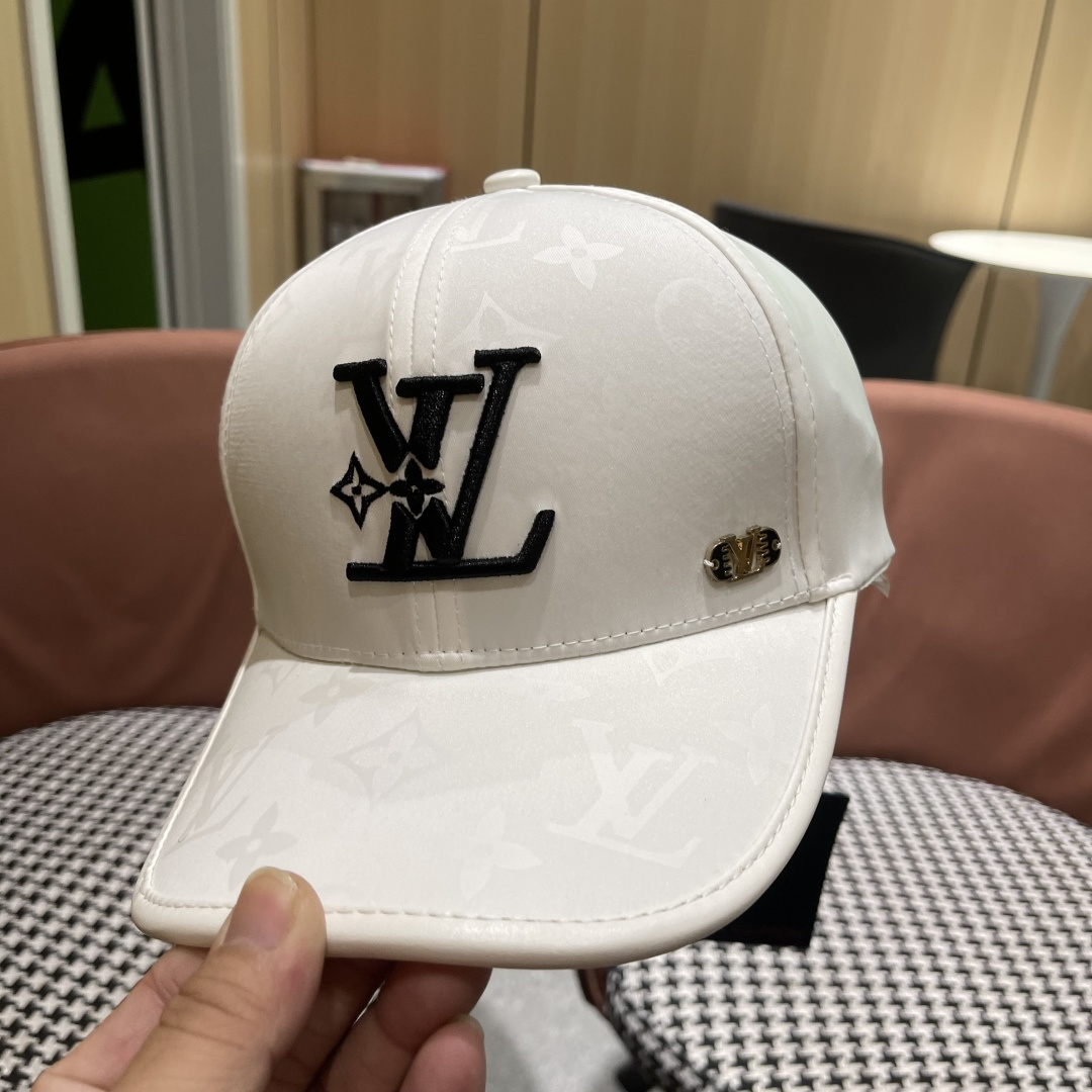   LV路易威登新款棒球帽风街头风十足更符合现在时尚小哥哥小姐姐的style，机场街拍超飒！