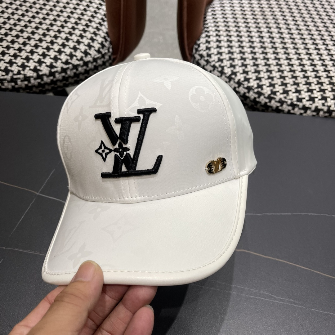   LV路易威登新款棒球帽风街头风十足更符合现在时尚小哥哥小姐姐的style，机场街拍超飒！