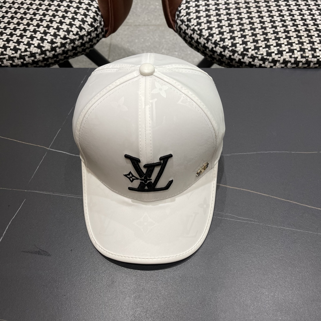   LV路易威登新款棒球帽风街头风十足更符合现在时尚小哥哥小姐姐的style，机场街拍超飒！