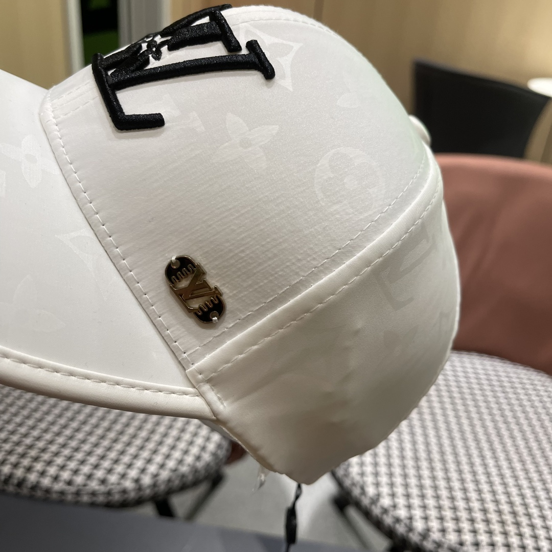   LV路易威登新款棒球帽风街头风十足更符合现在时尚小哥哥小姐姐的style，机场街拍超飒！