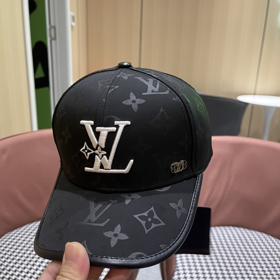   LV路易威登新款棒球帽风街头风十足更符合现在时尚小哥哥小姐姐的style，机场街拍超飒！
