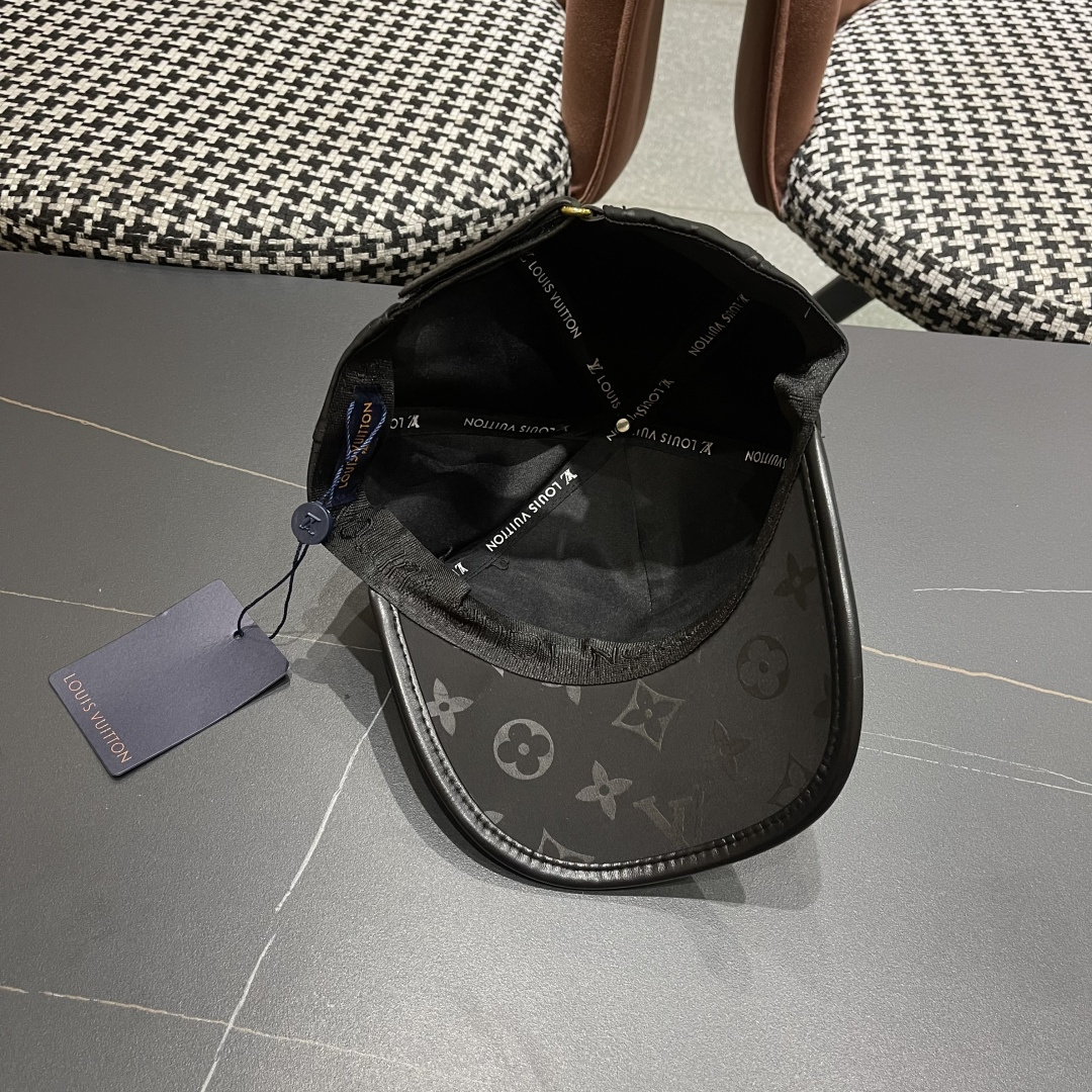  LV路易威登新款棒球帽风街头风十足更符合现在时尚小哥哥小姐姐的style，机场街拍超飒！