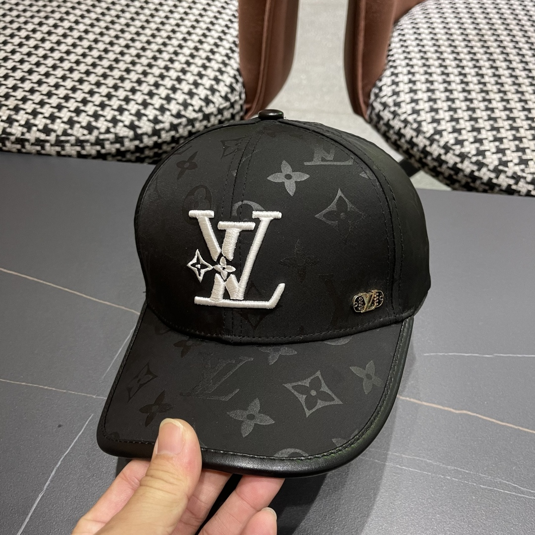  LV路易威登新款棒球帽风街头风十足更符合现在时尚小哥哥小姐姐的style，机场街拍超飒！