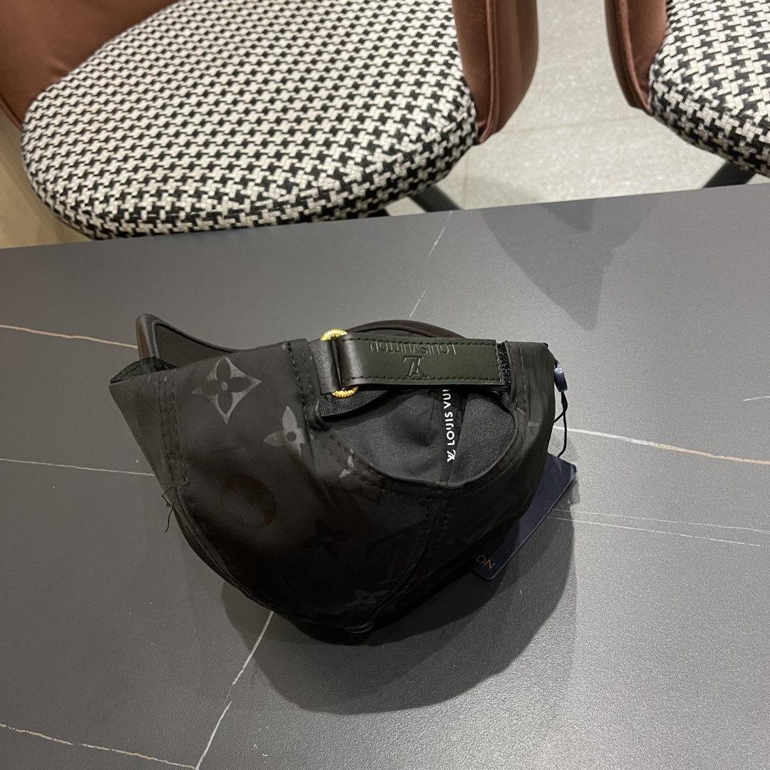   LV路易威登新款棒球帽风街头风十足更符合现在时尚小哥哥小姐姐的style，机场街拍超飒！