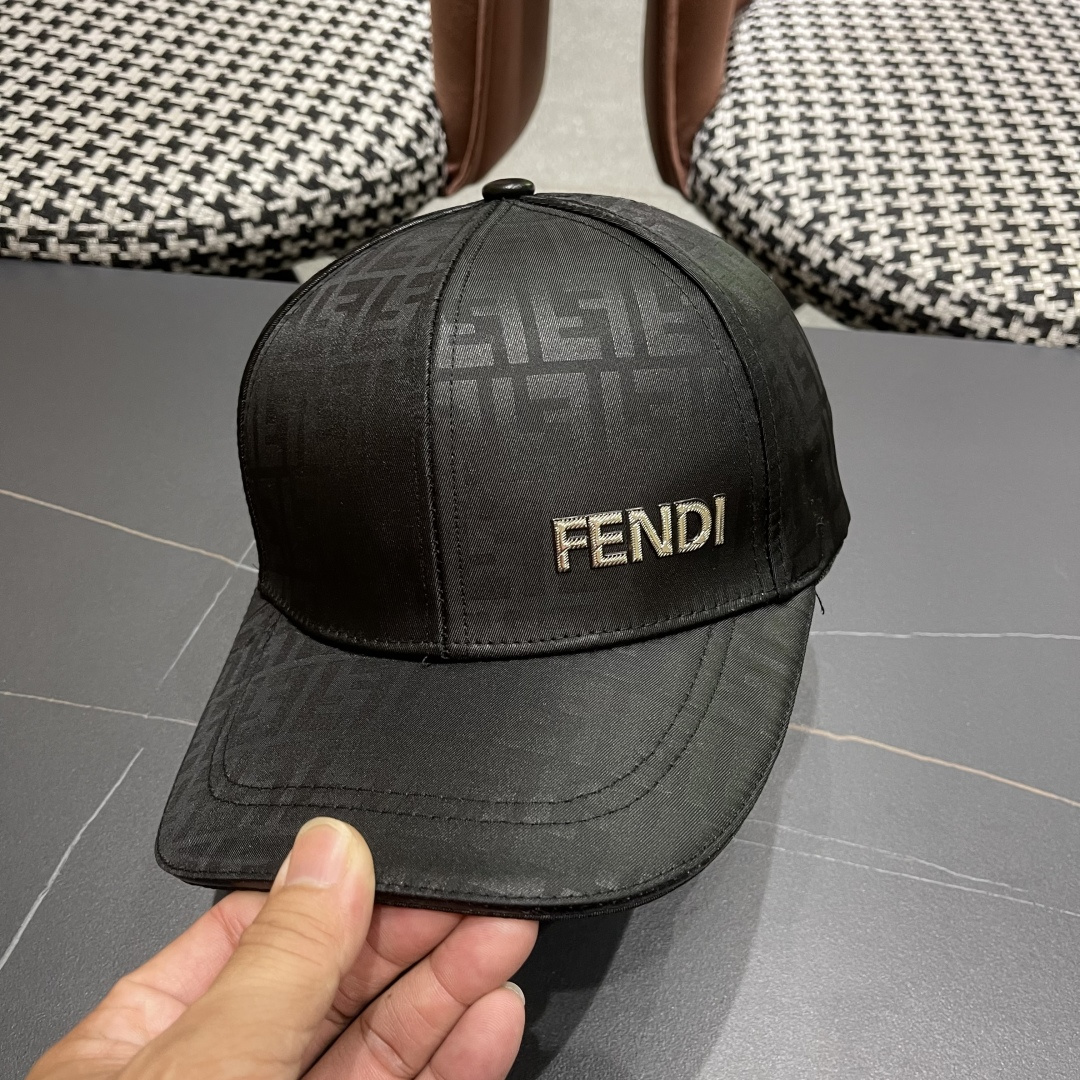 Fendi（芬迪）新款原单棒球帽，，专柜常年热卖款，口碑极佳，1:1开模订制，原版提花帆布料+头层牛皮，