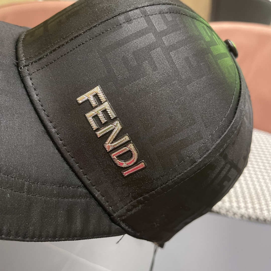 Fendi（芬迪）新款原单棒球帽，，专柜常年热卖款，口碑极佳，1:1开模订制，原版提花帆布料+头层牛皮，