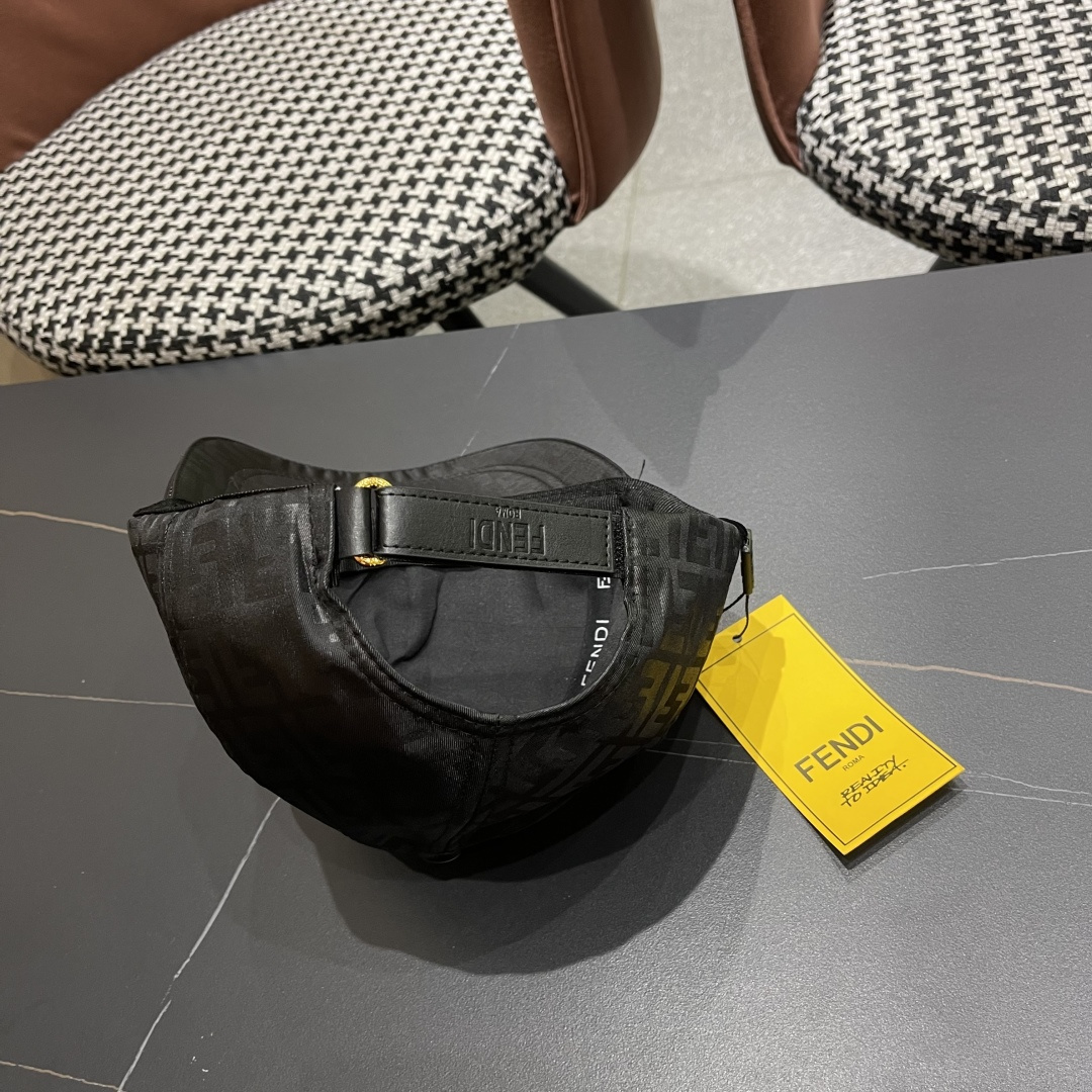 Fendi（芬迪）新款原单棒球帽，，专柜常年热卖款，口碑极佳，1:1开模订制，原版提花帆布料+头层牛皮，