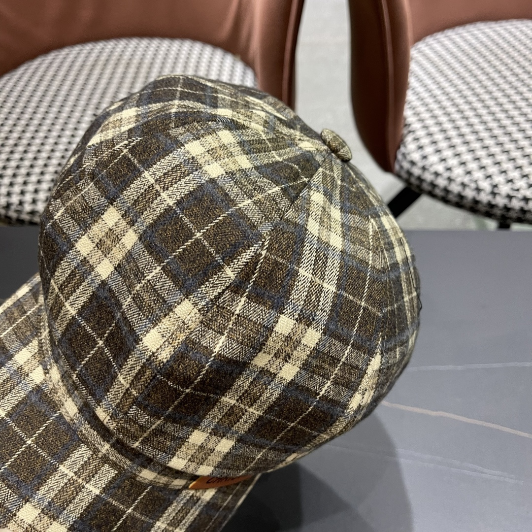  迪奥 2025新款格子帽子女棒球帽韩版潮时尚百搭鸭
舌帽男网红冬季遮阳帽