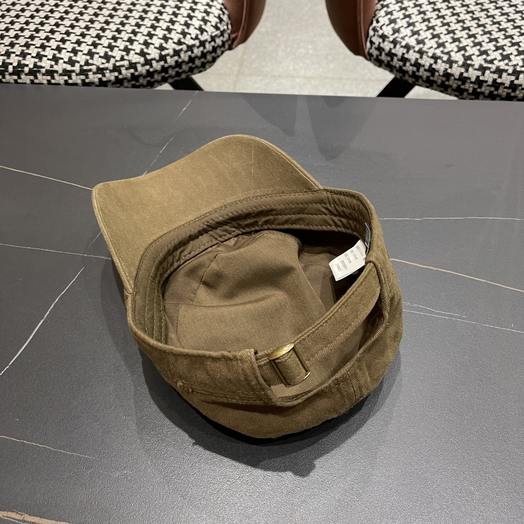  普拉达2025新款闪电小狗森系男女休闲鸭舌帽徒步越
野穿河过隙户外探险平顶防晒