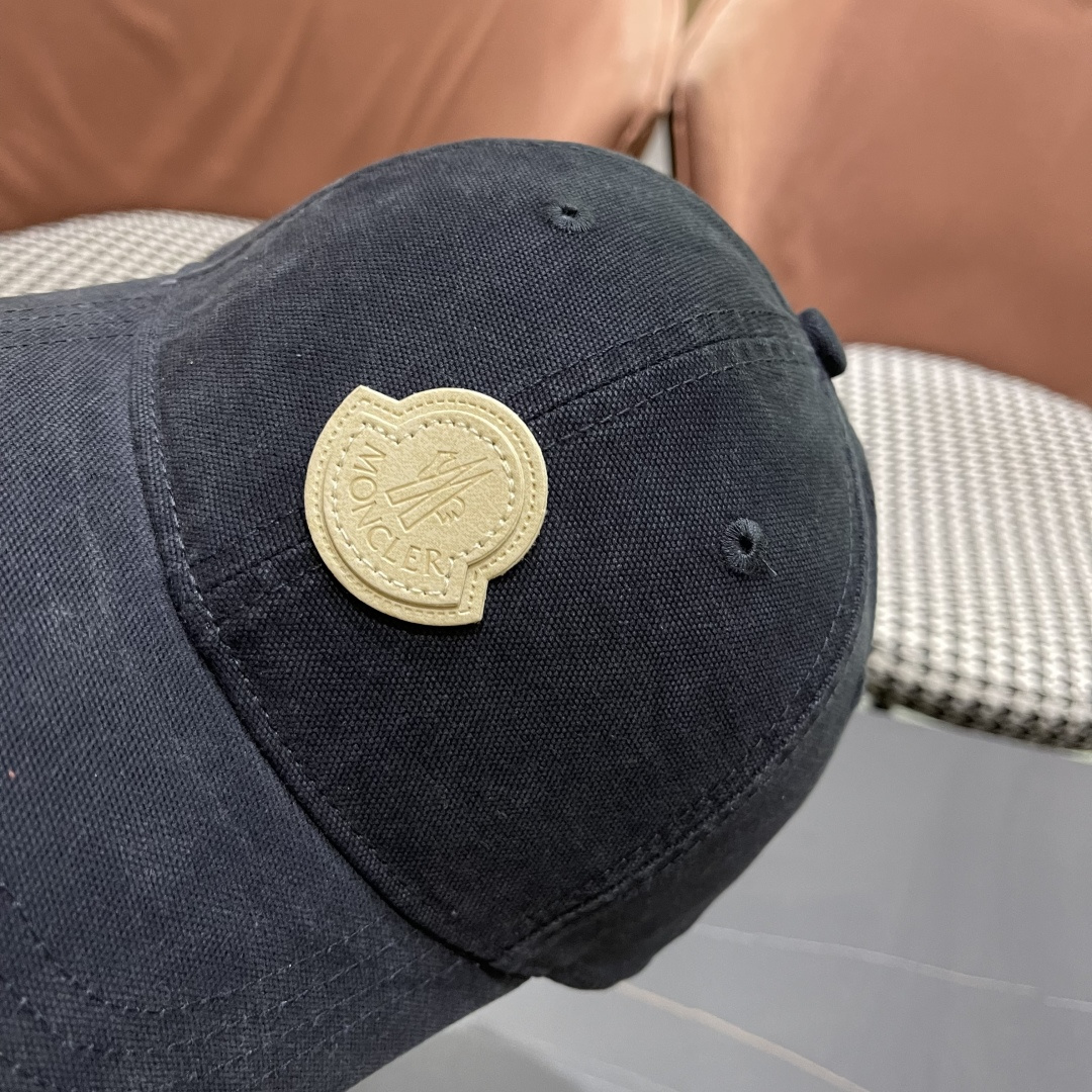  Moncler蒙口 秋冬新款灯芯绒棒球帽 ， 质感满满.今年灯芯饿真的yyds ～