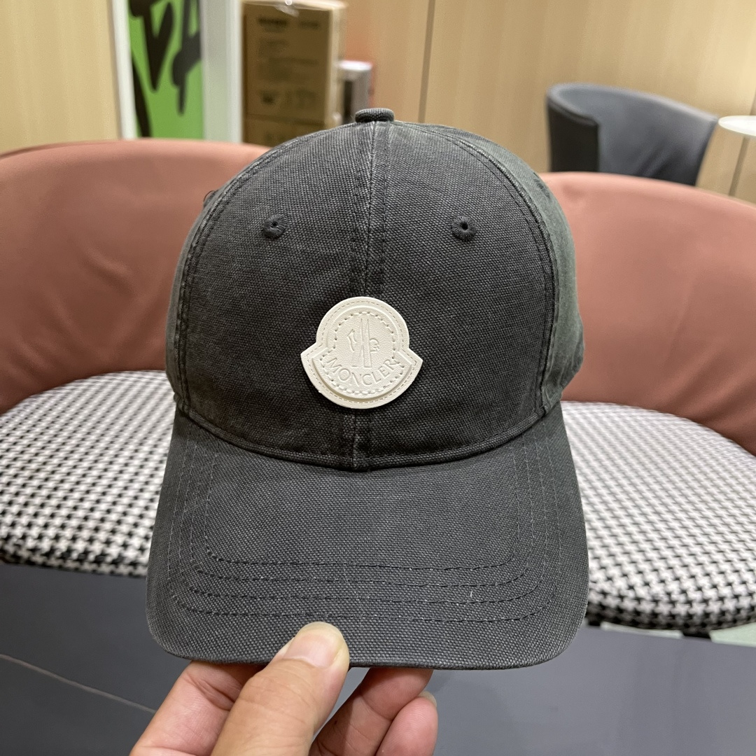  Moncler蒙口 秋冬新款灯芯绒棒球帽 ， 质感满满.今年灯芯饿真的yyds ～