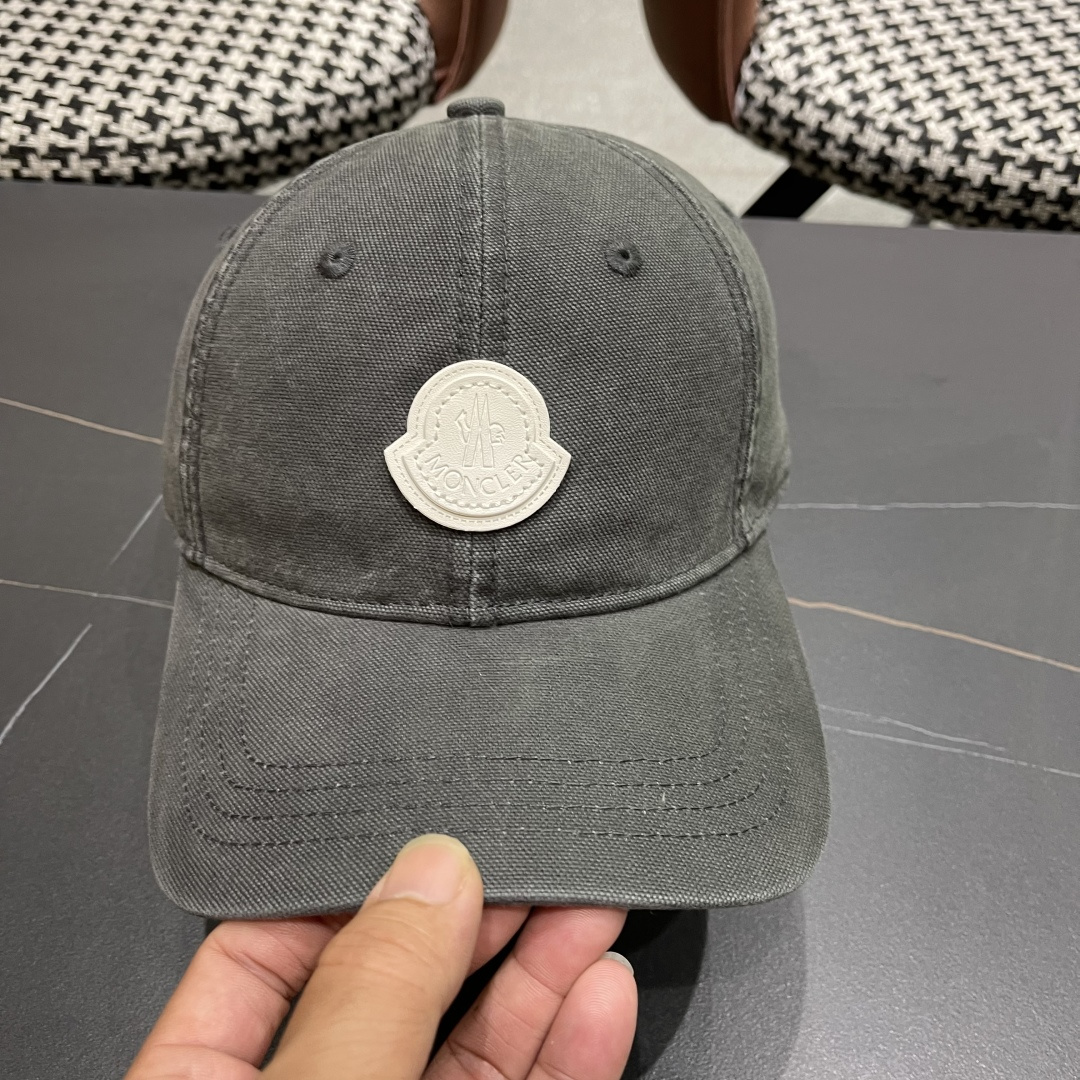 Moncler蒙口 秋冬新款灯芯绒棒球帽 ， 质感满满.今年灯芯饿真的yyds ～