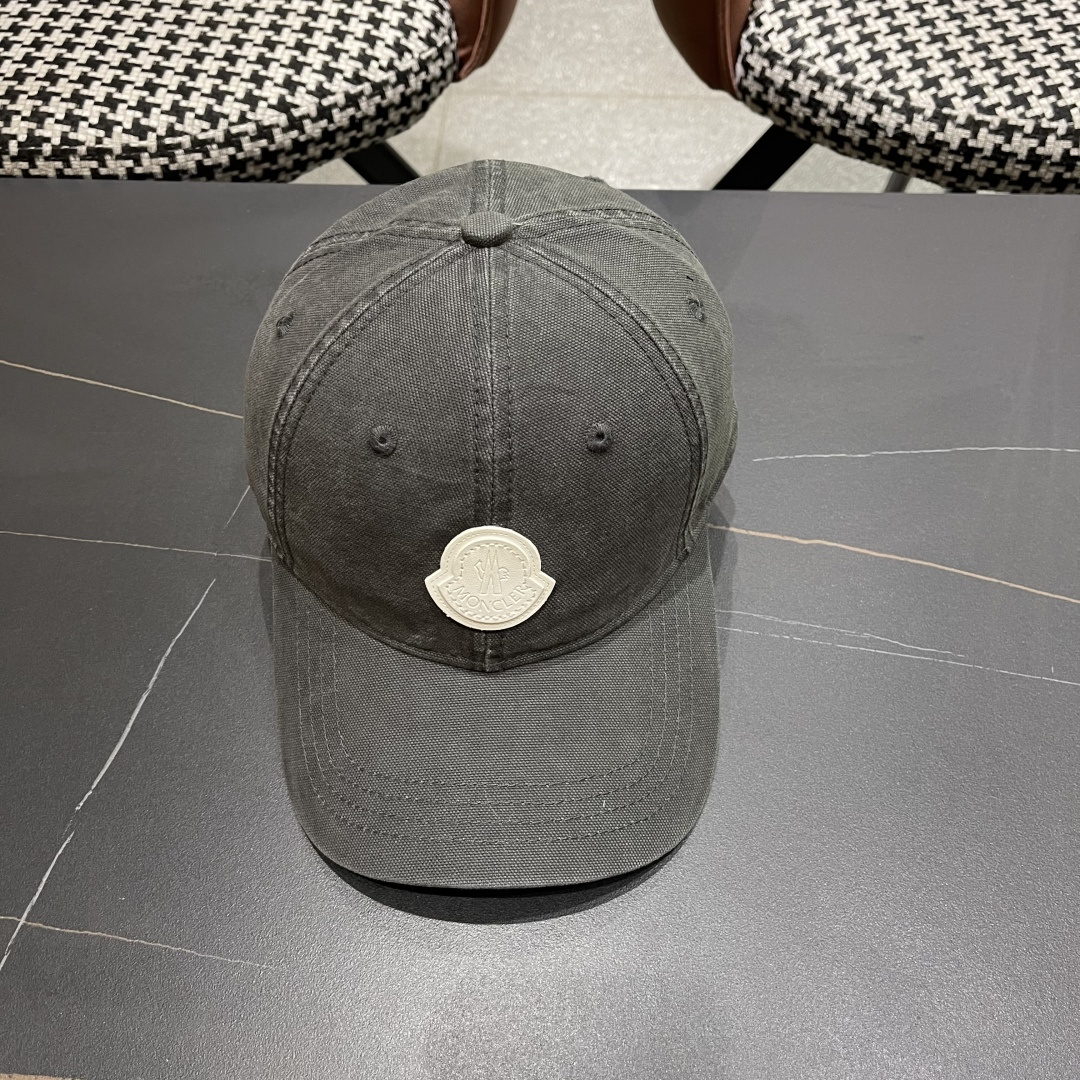  Moncler蒙口 秋冬新款灯芯绒棒球帽 ， 质感满满.今年灯芯饿真的yyds ～