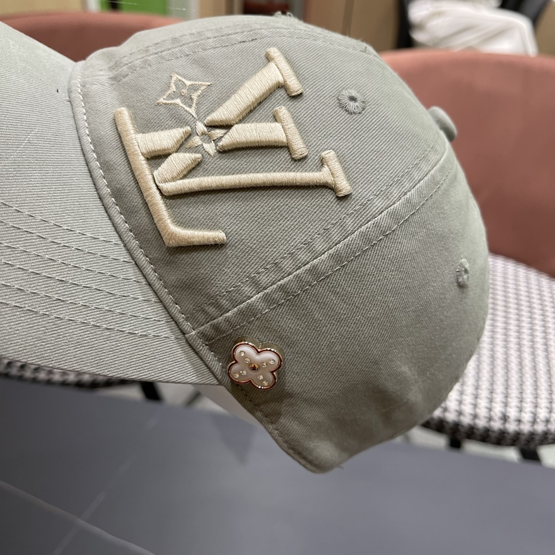  LV路易威登🧢 2025新款出货，刺绣字母棒球帽，非常经典的经典，流行的复古美，四季可用，出门必备