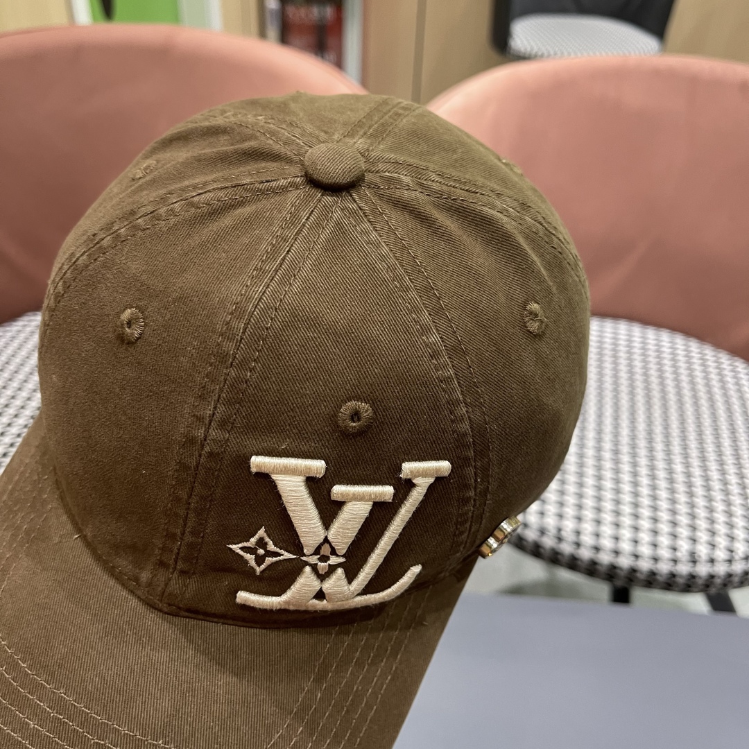  LV路易威登🧢 2025新款出货，刺绣字母棒球帽，非常经典的经典，流行的复古美，四季可用，出门必备