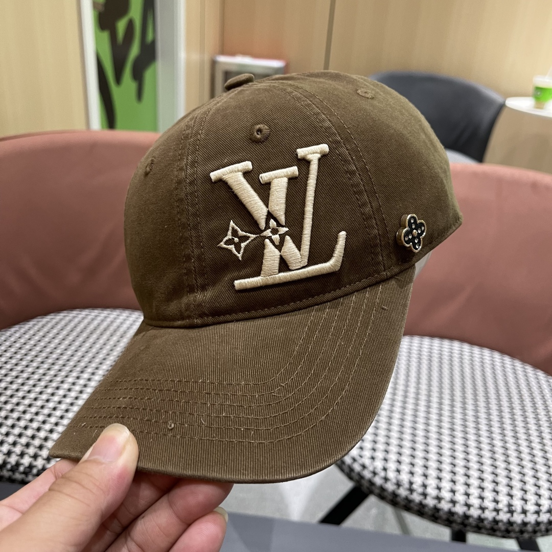  LV路易威登🧢 2025新款出货，刺绣字母棒球帽，非常经典的经典，流行的复古美，四季可用，出门必备