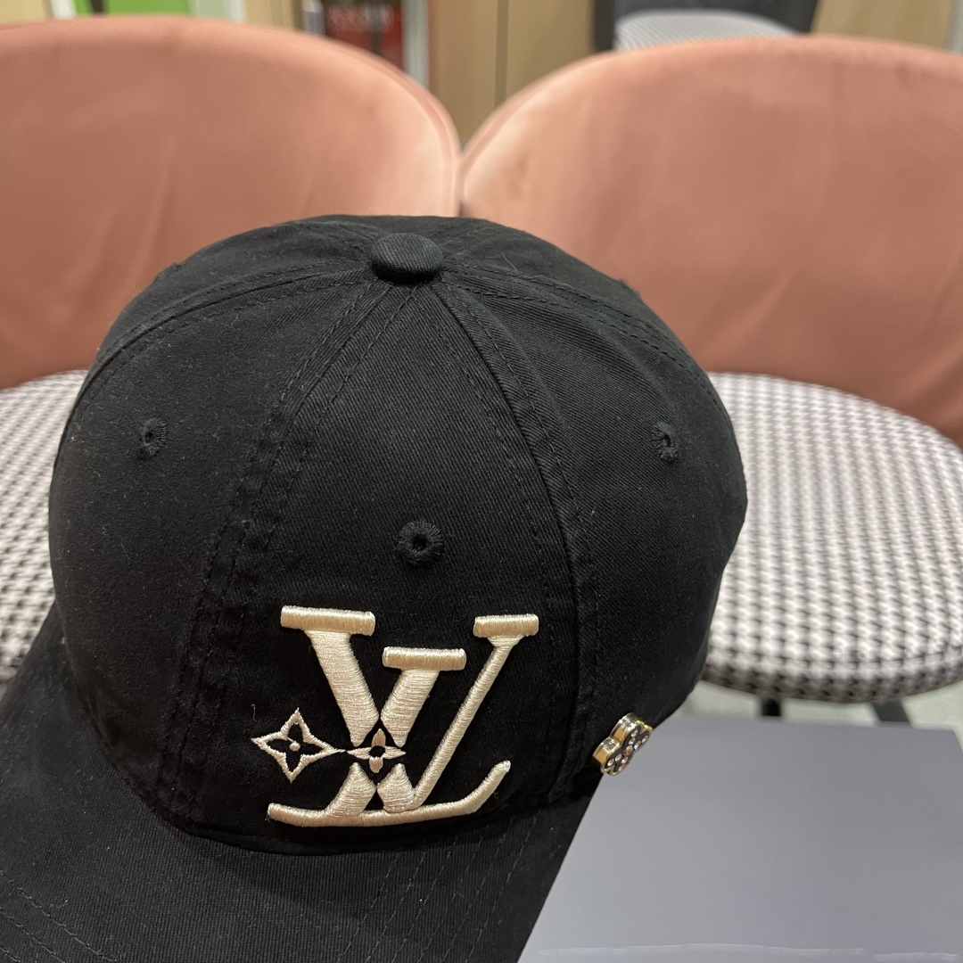  LV路易威登🧢 2025新款出货，刺绣字母棒球帽，非常经典的经典，流行的复古美，四季可用，出门必备