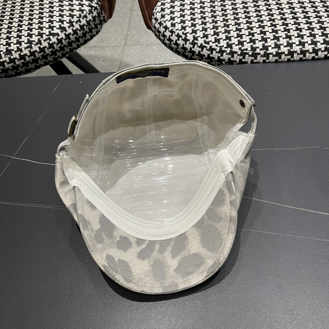  路易威登Lv 日系街头贝雷帽子复古时尚夏秋季百
搭嘻哈反戴鸭舌帽豹纹前迸帽女