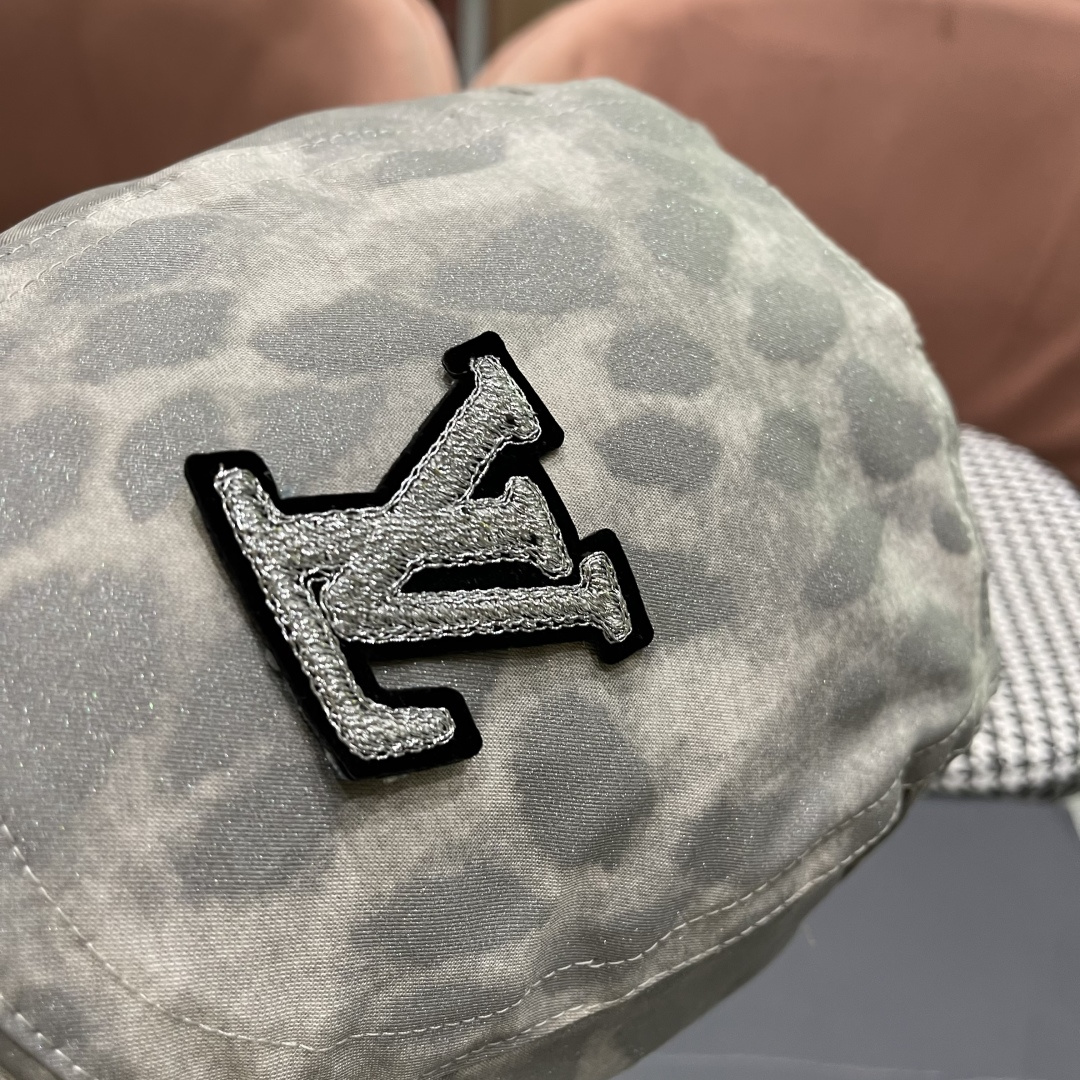  路易威登Lv 日系街头贝雷帽子复古时尚夏秋季百
搭嘻哈反戴鸭舌帽豹纹前迸帽女