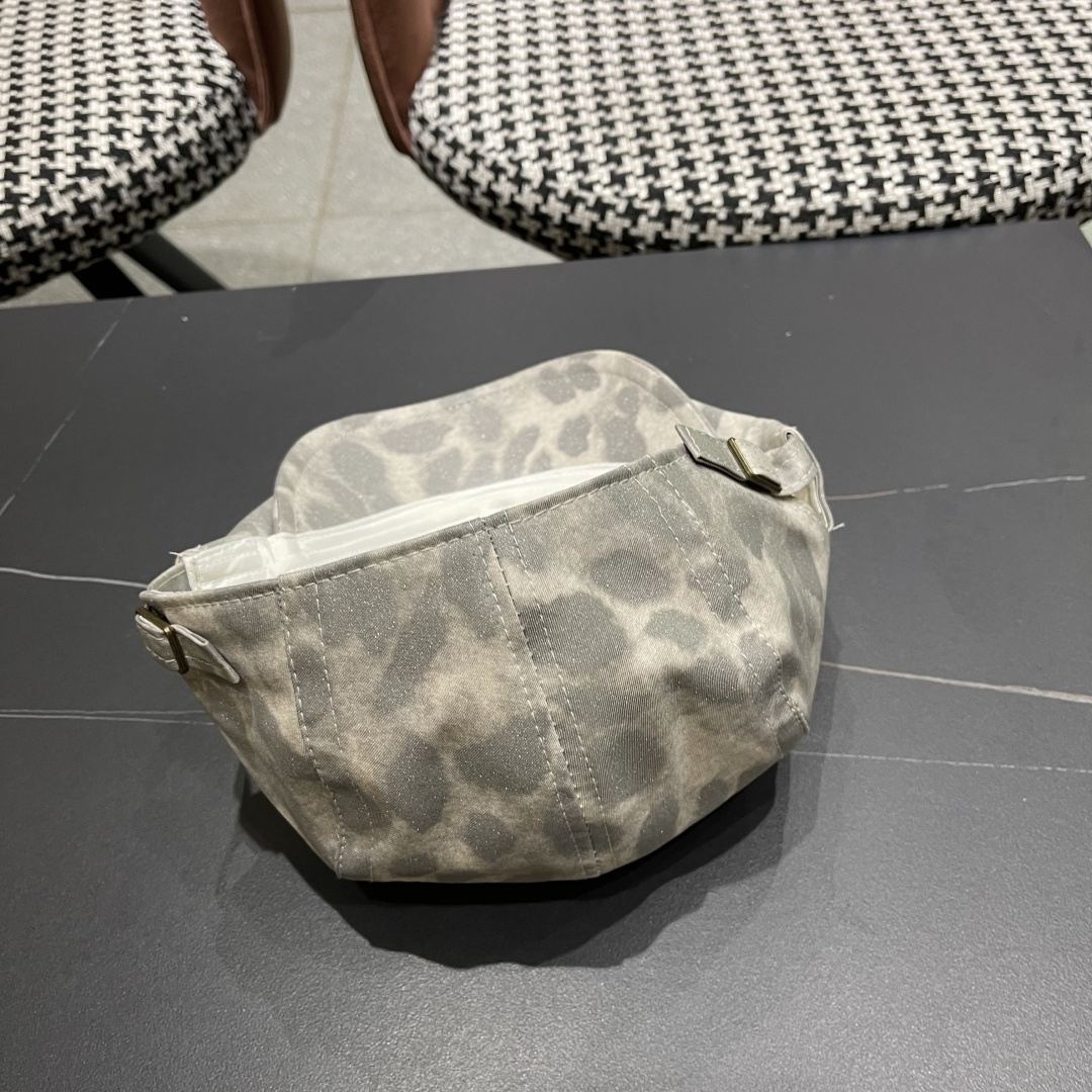  路易威登Lv 日系街头贝雷帽子复古时尚夏秋季百
搭嘻哈反戴鸭舌帽豹纹前迸帽女