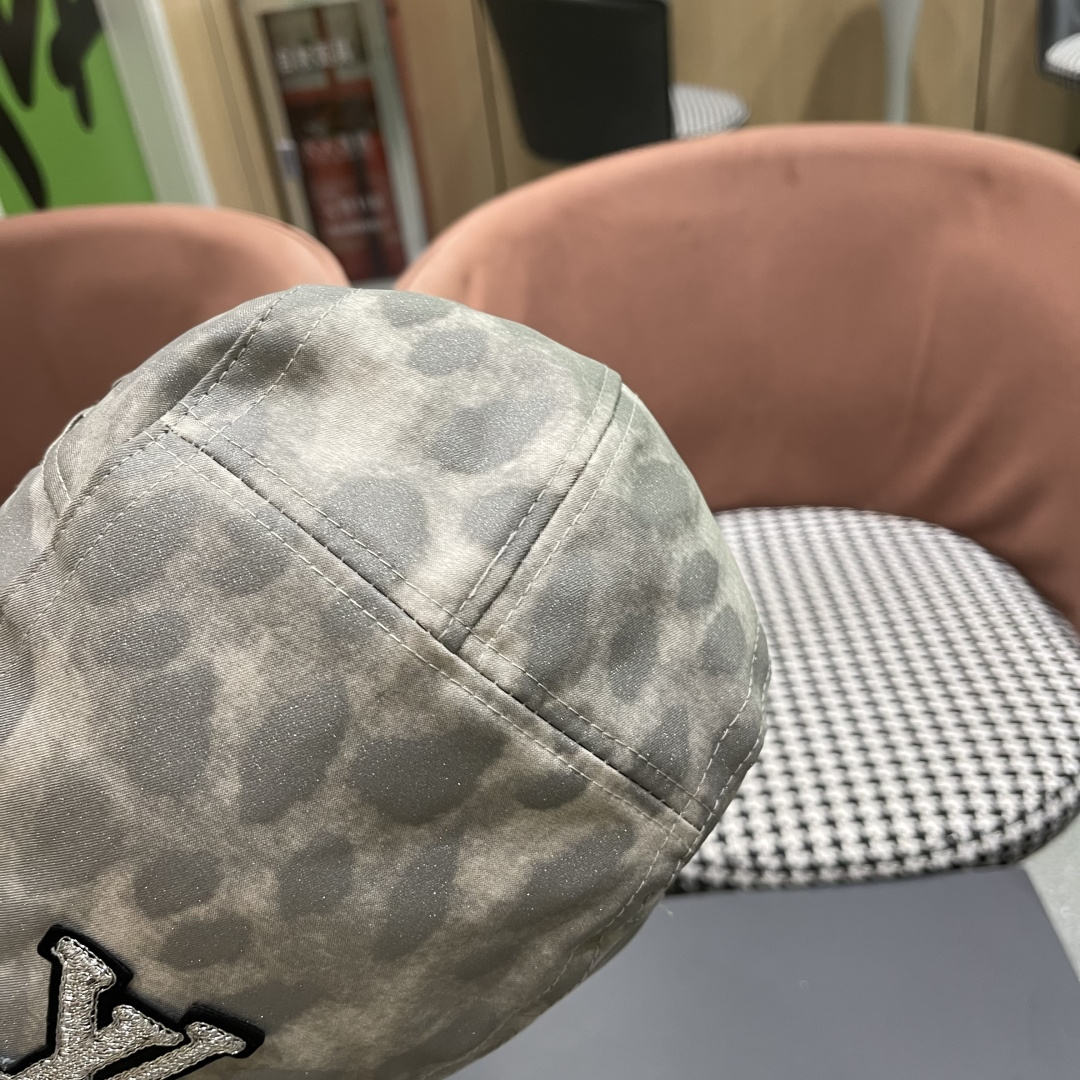  路易威登Lv 日系街头贝雷帽子复古时尚夏秋季百
搭嘻哈反戴鸭舌帽豹纹前迸帽女