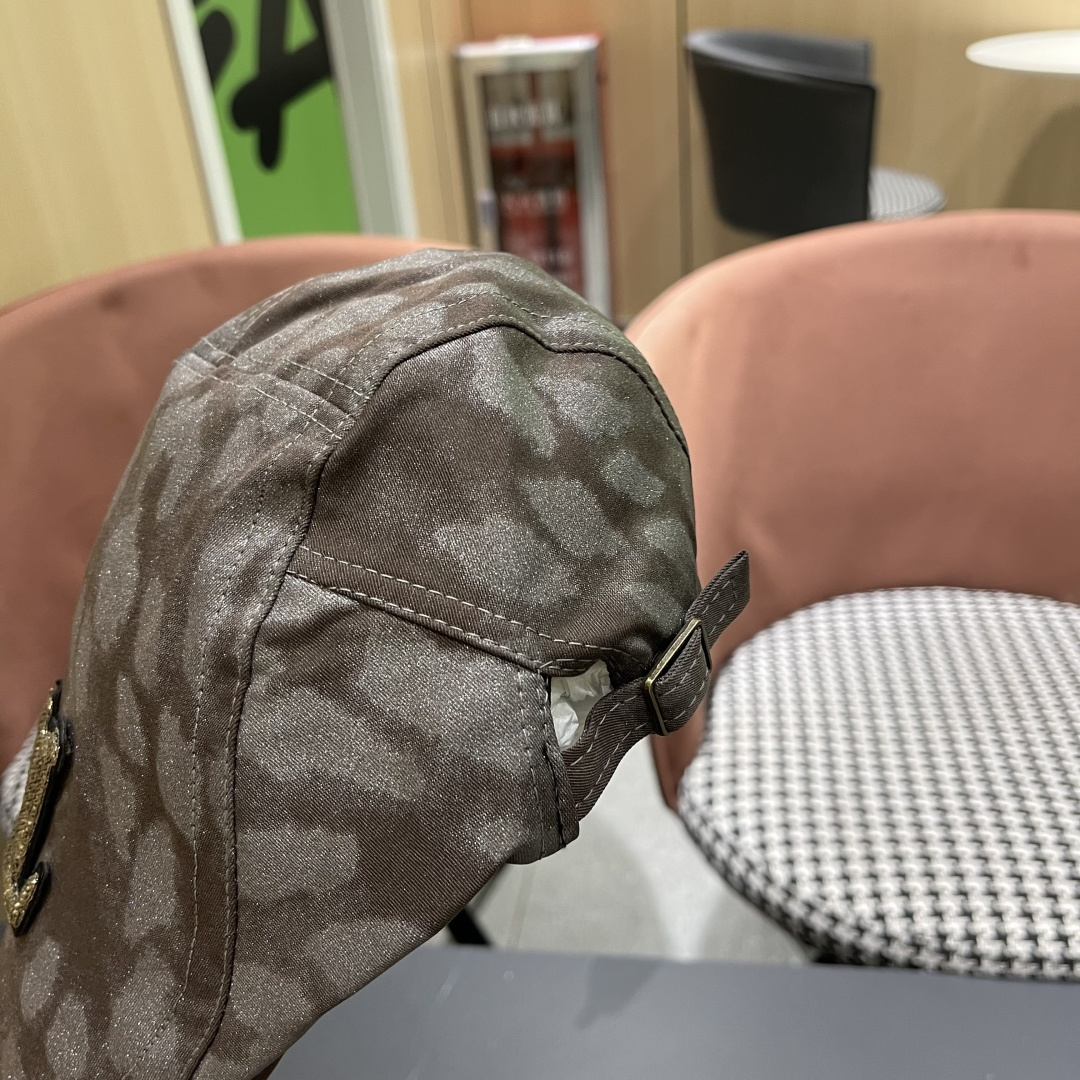  路易威登Lv 日系街头贝雷帽子复古时尚夏秋季百
搭嘻哈反戴鸭舌帽豹纹前迸帽女