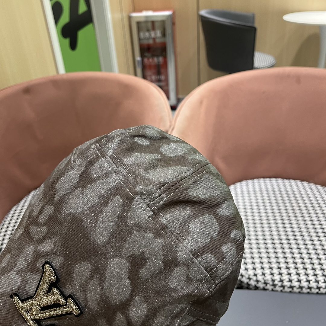  路易威登Lv 日系街头贝雷帽子复古时尚夏秋季百
搭嘻哈反戴鸭舌帽豹纹前迸帽女