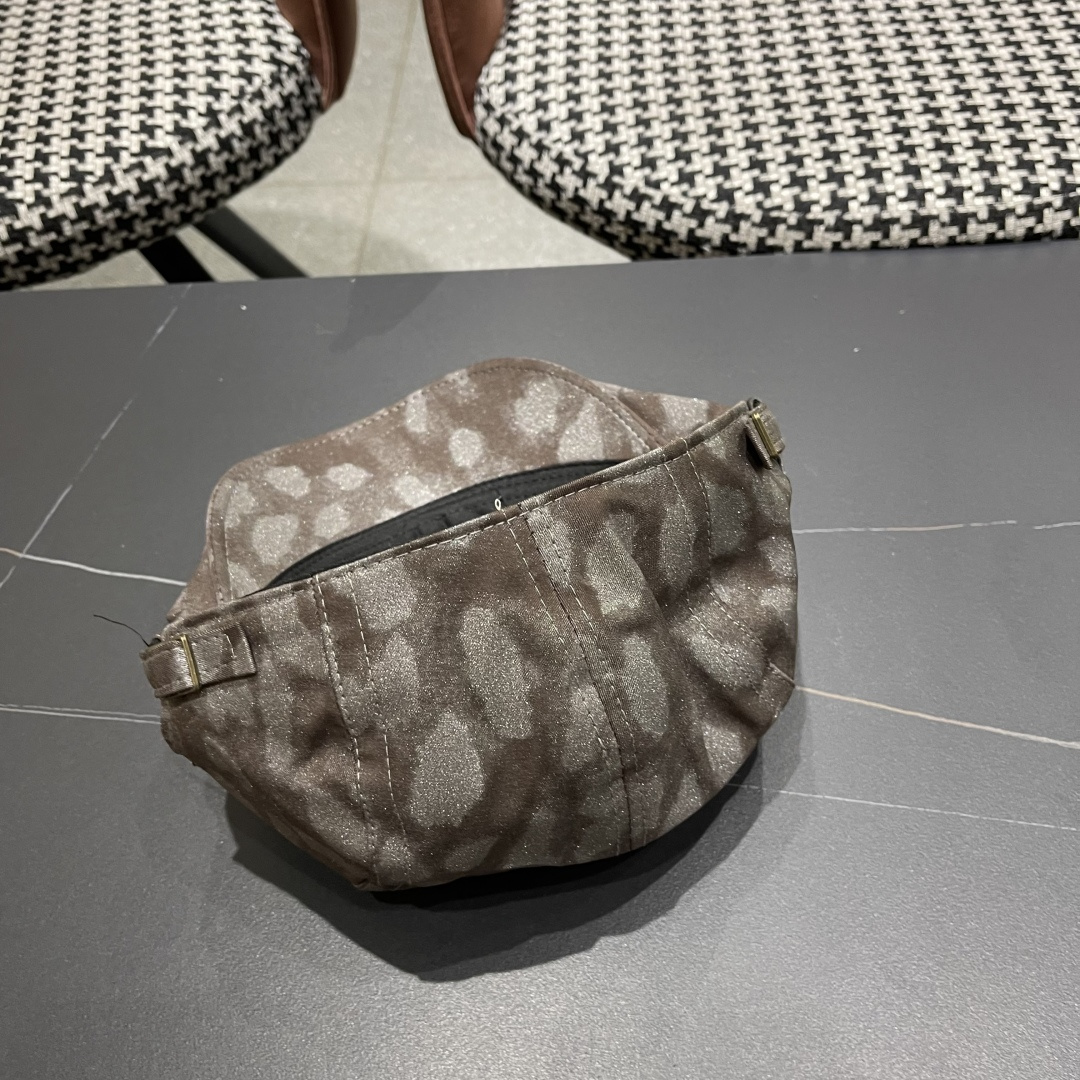  路易威登Lv 日系街头贝雷帽子复古时尚夏秋季百
搭嘻哈反戴鸭舌帽豹纹前迸帽女